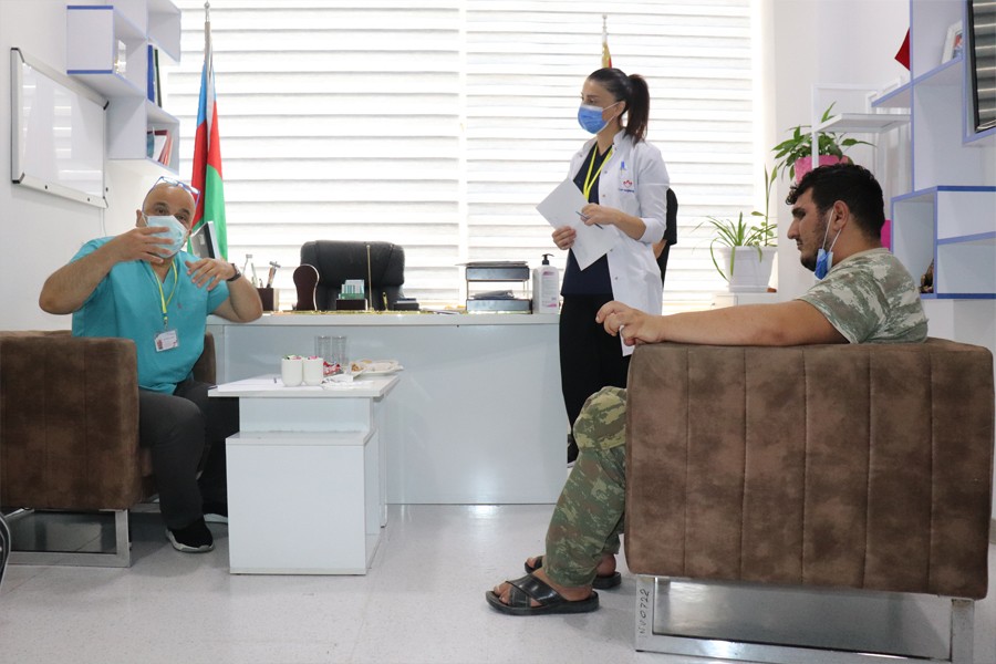 Наши всемирно известные азербайджанские ученые и врачи по собственной инициативе осматривают наших ветеранов в Бакинском центре здоровья.